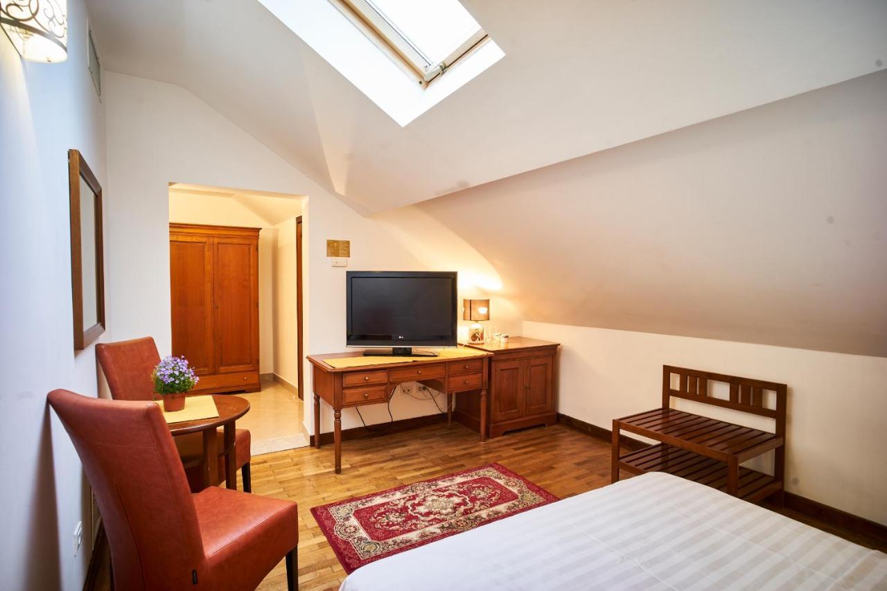 Cozy Attic Room V Bucureşti Exterior foto